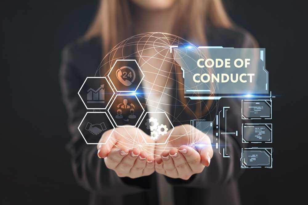 Un jeune entrepreneur travaille sur un écran virtuel du futur et voit l'inscription : Code de conduite