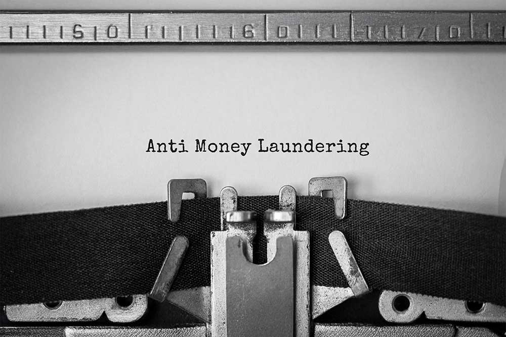 Texte Anti Money Laundering tapé sur une machine à écrire rétro