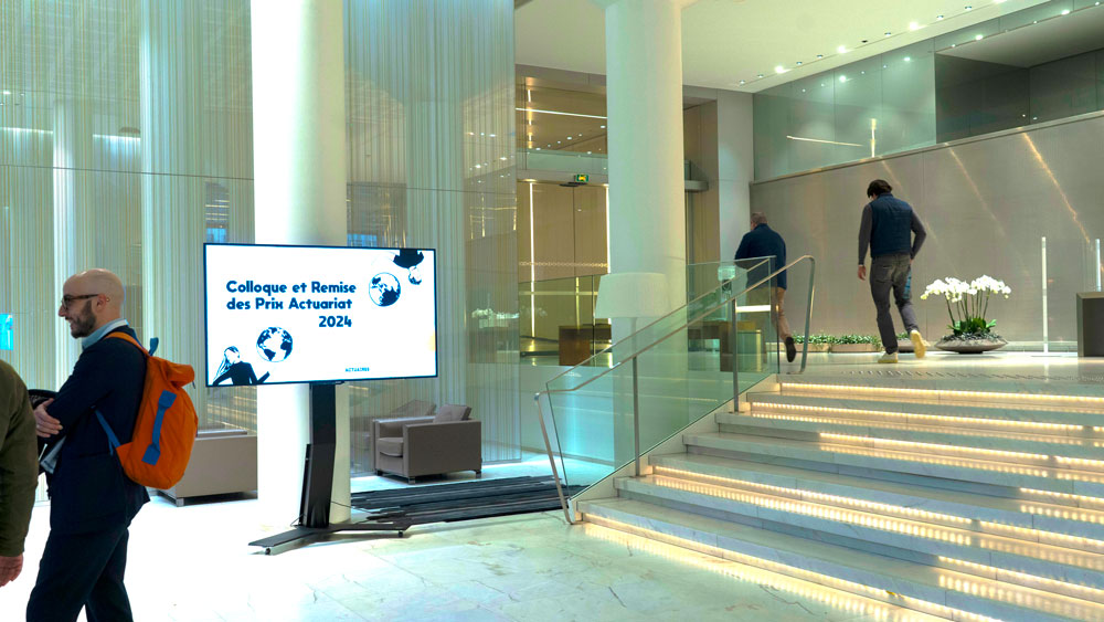First slide - SCOR Paris lobby and a display on screen
