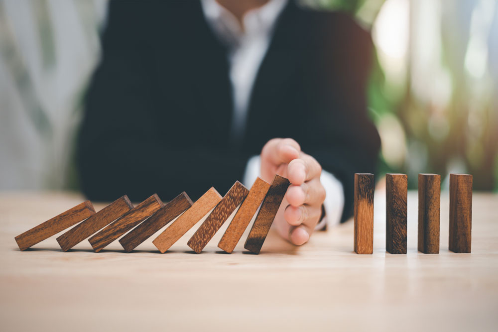 Des mains humaines bloquant des bâtons en bois