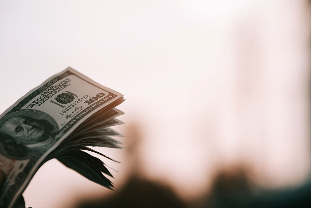 Concept de blanchiment d'argent avec une poignée de billets de 100 dollars américains