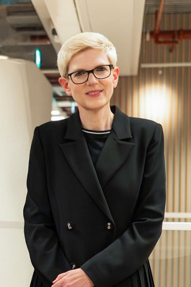 Photo portrait de Claudia Dill, Directrice des Opérations du Groupe SCOR