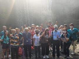 SCOR Careers Blog Life at SCOR Engagement Month teaser image with SCOR Singapour team with seniors at the Bird Paradise Wildlife Park
