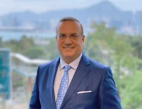 Headshot Holger Schaefer with mountain background