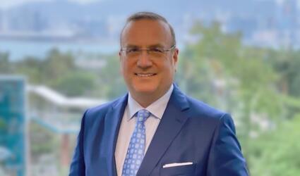 Headshot Holger Schaefer with mountain background